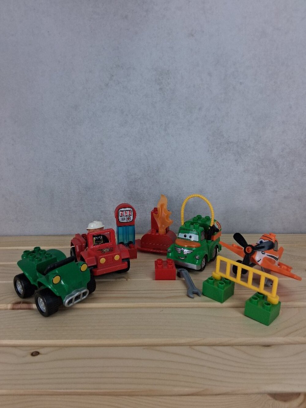 26 pieces Mixed Lot of Lego Duplo -> Planes + 2 trucks + One Duplo Minifigure
